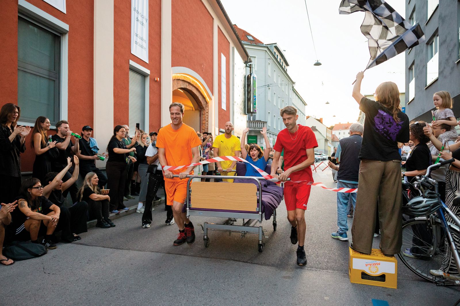 Projekt turškega umetnika Ahmeta Öğüta Sports Club of the Forbidden Colours (Športni klub prepovedanih barv) se je na odprtju razstave udejanjil tudi v obliki posteljne dirke okrog destilarne Bauer, kjer je ekipa tekmovala pod mavrično zastavo.