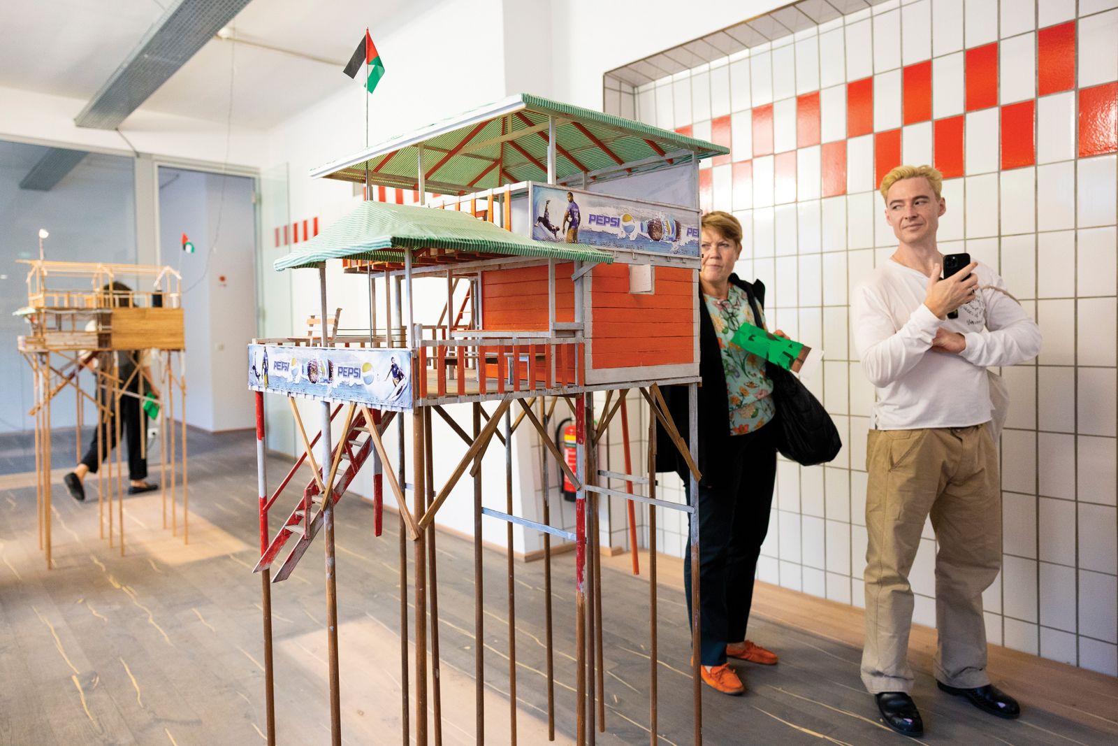 Nemški umetnik Stephan Mörsch je v projektu Gaza Surf Club (Deskarski klub Gaza) na podlagi vizualnih raziskav natančno rekonstruiral improvizirane hišice deskarskih klubov v Gazi.