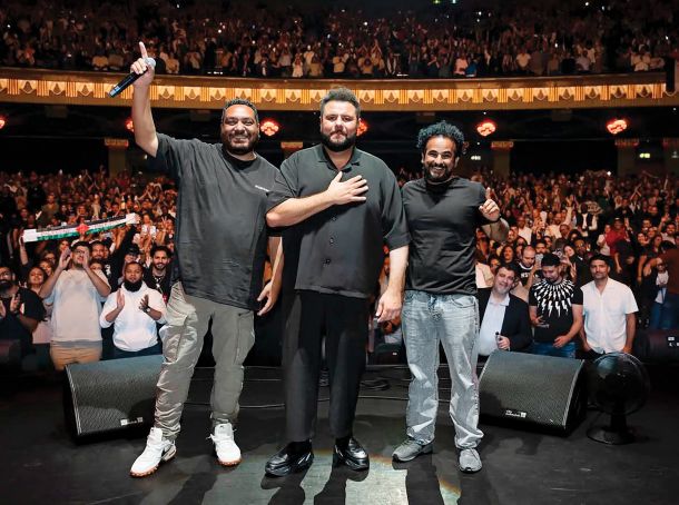 Mo Amer (na sredini) je s komikoma Cipho Soundsom (levo) in Adijem Khalefo (desno) navdušil razprodano londonsko dvorano Hammersmith Apollo. 