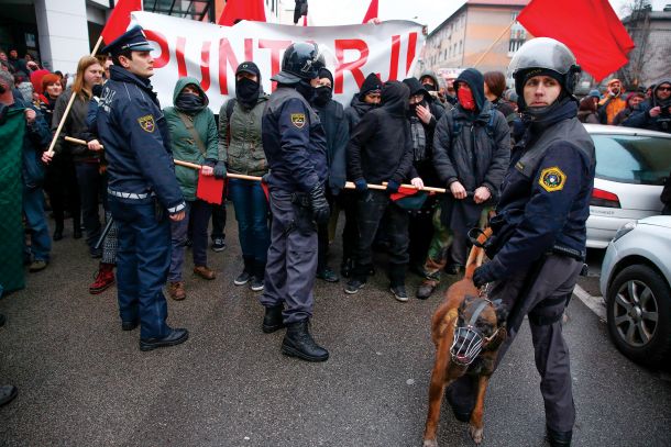 Demonstracije levih aktivistov v času migrantske krize na Kotnikovi ulici v Ljubljani, februarja 2016. Vse skupaj je minilo razmeroma mirno, brez večjega nasilja in neredov. Janez Janša bi jih rad prepovedal. 