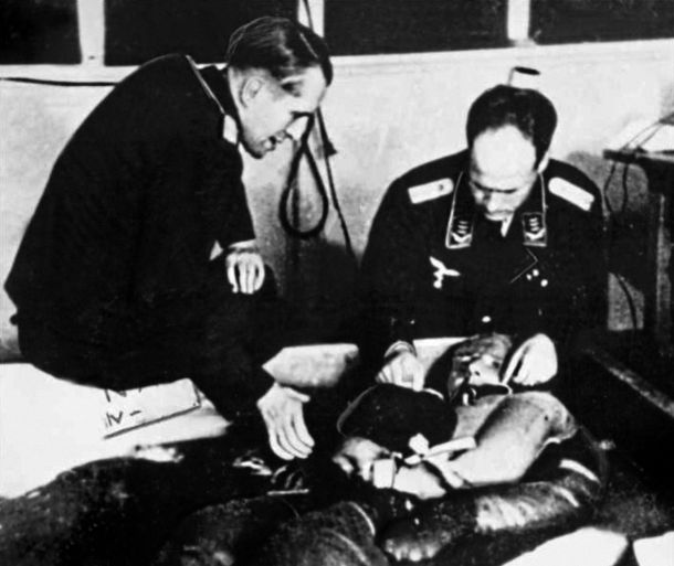 Zdravnik SS Rascher (desno) med poskusi z mrazom na taboriščniku v Dachauu
