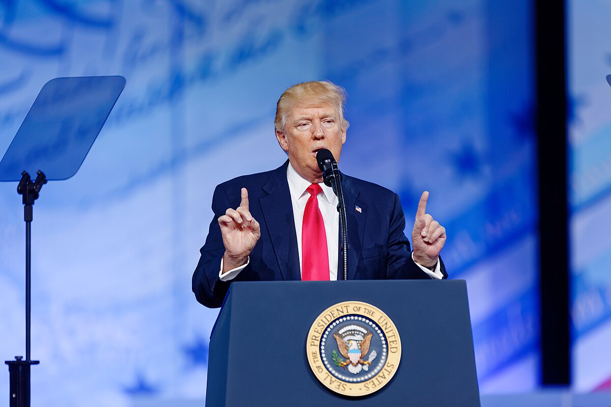 Zloraba oblasti in kršitev ustave / Trump odmrznil socialno pomoč, zmeda ostaja 