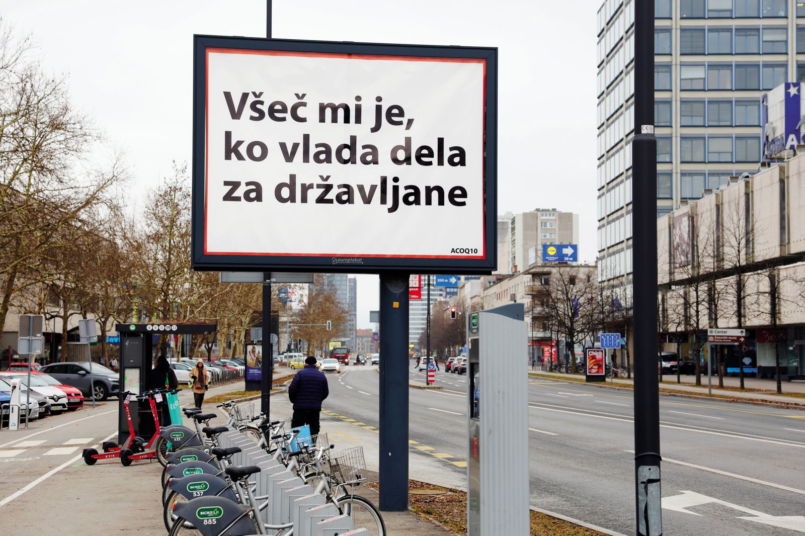 Eden izmed množice plakatov, politično-oglasnih vsebin, ki je preplavil Slovenijo