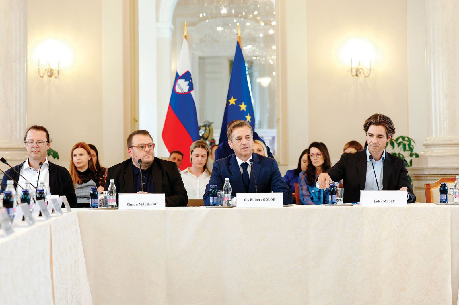 Posvet o dolgotrajni oskrbi, ki ga je prejšnji mesec sklical premier Robert Golob. Na fotografiji (z leve proti desni): Luka Omladič, državni sekretar na ministrstvu za solidarno prihodnost, pristojen za dolgotrajno oskrbo, Simon Maljevac, minister za solidarno prihodnost, Robert Golob in Luka Mesec, podpredsednik vlade in minister za delo