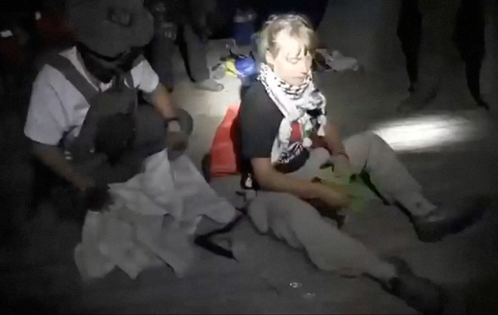 Nad Greto Thunberg naj bi Izraelci izvajali nasilje, prisilili naj bi jo tudi poljubiti izraelsko zastavo