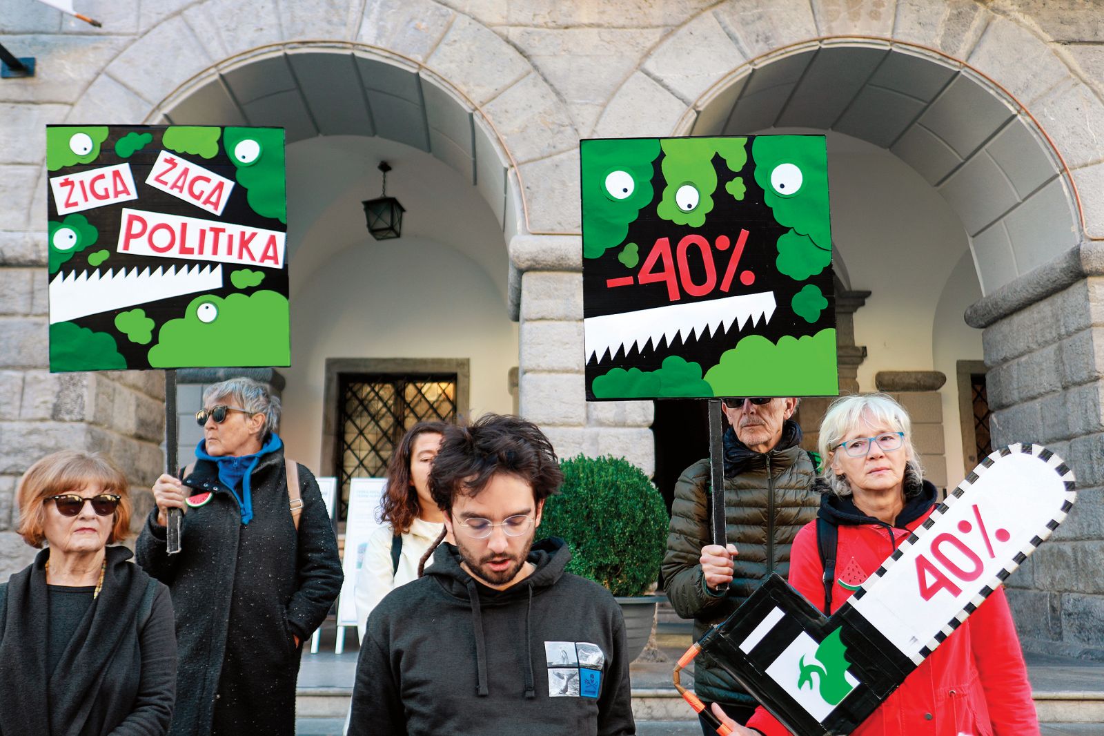  »Zmaguje žiga žaga politika, po več letih pritiskov sta politika in kapital zdaj dosegla svoje,« komentirajo kadrovske poteze na osrednji naravovarstveni instituciji v državi v iniciativah Mladi za podnebno pravičnost, Protestival in Ljubljana odprto mesto. 