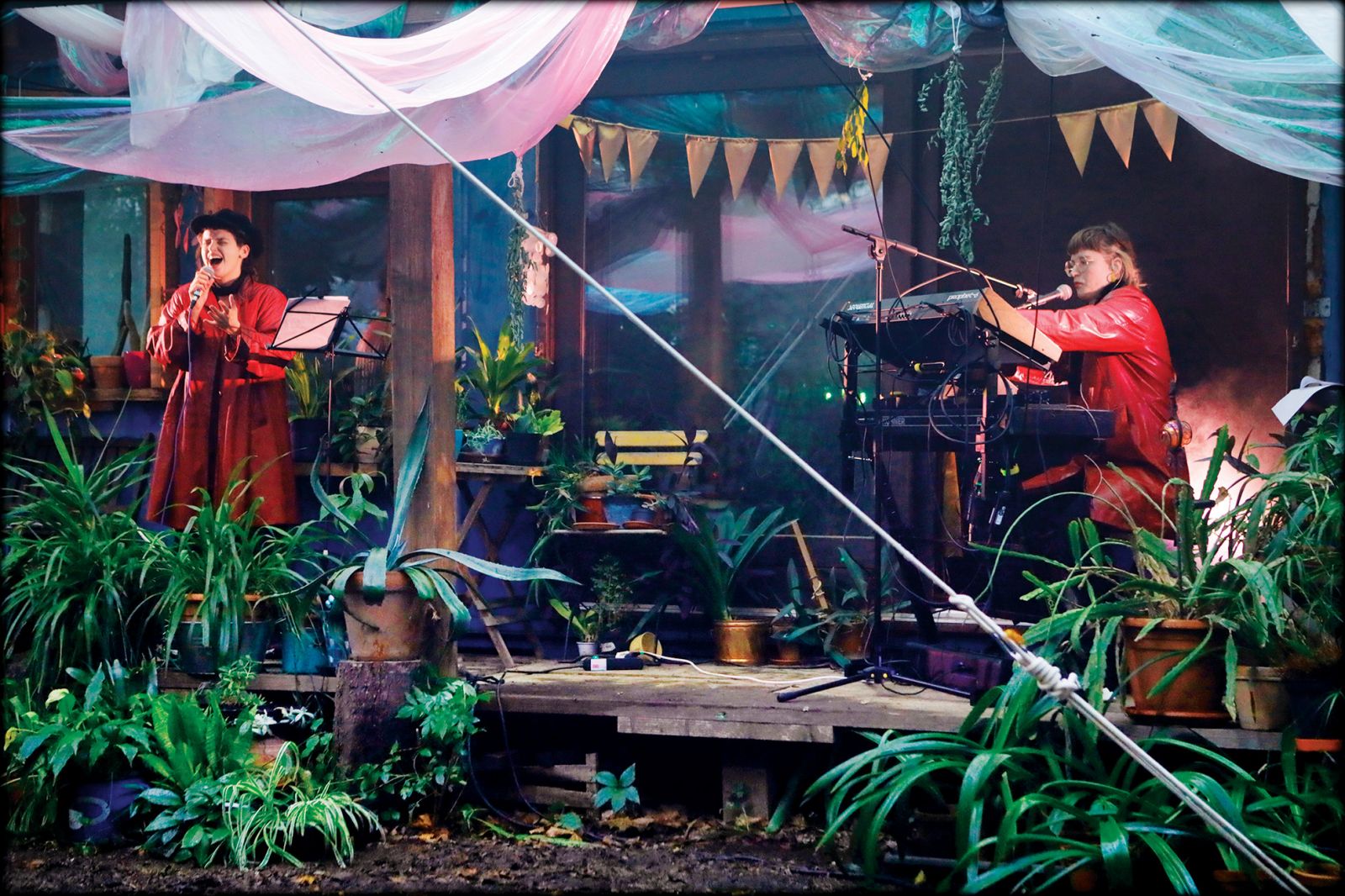 Tisa in Mojca, Niansa Exploratorium 4, Krater, LJ | Sunčan Stone