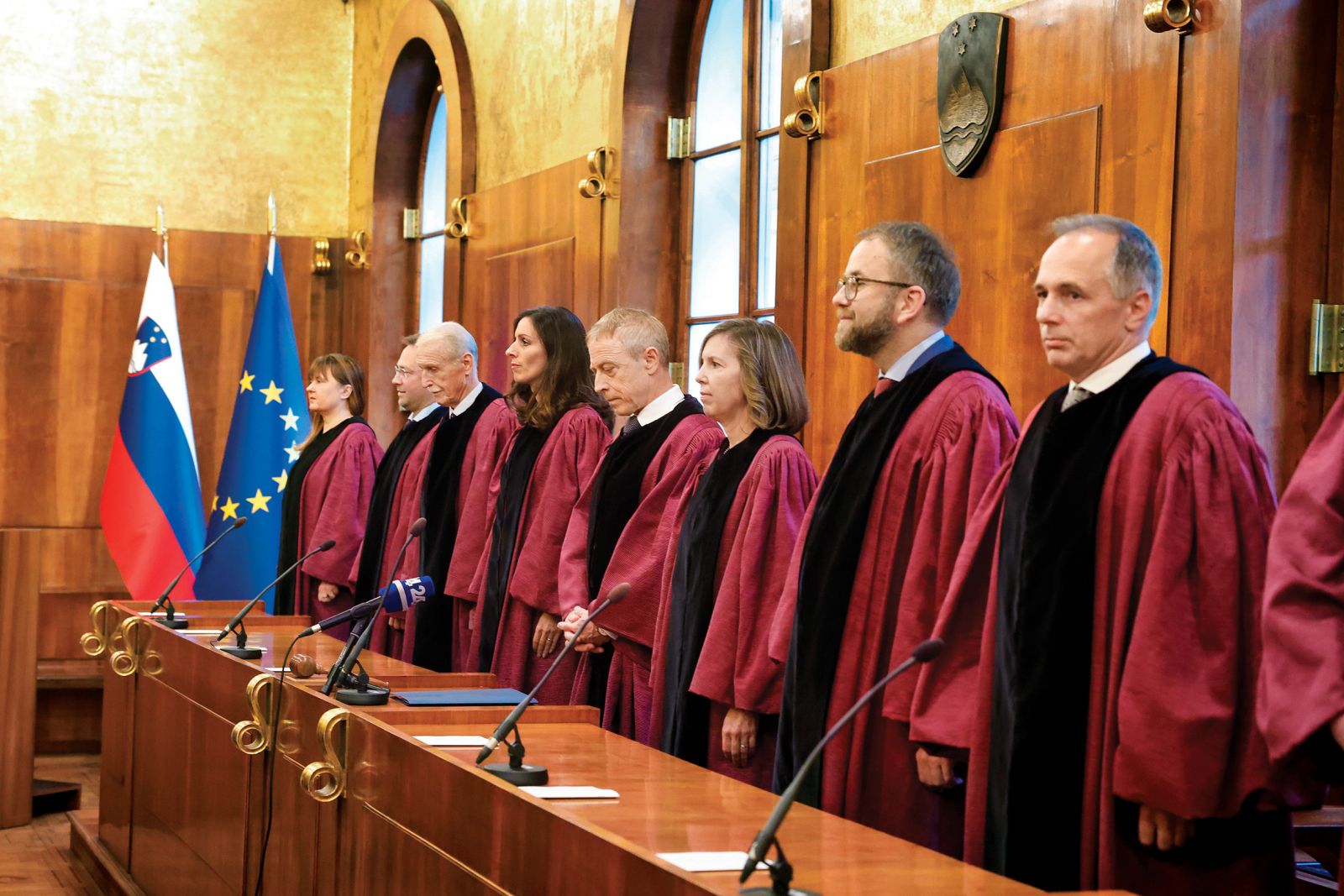 Člani ustavnega sodišča, katerih večina brani svobodno gospodarsko pobudo, pa četudi se ta ne sme izvajati v nasprotju z javno koristjo.