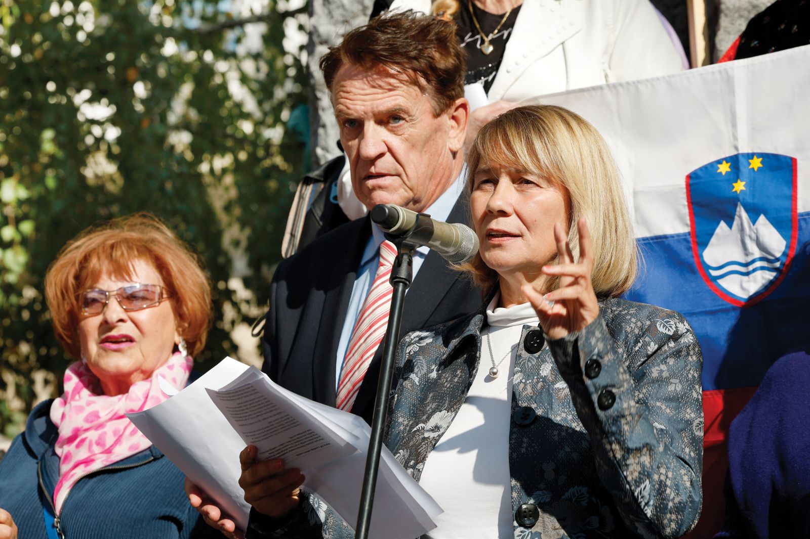 Alenka Jeraj Kopriva, SDS, kot govornica na protestu Ruparjevih upokojencev | Borut Krajnc