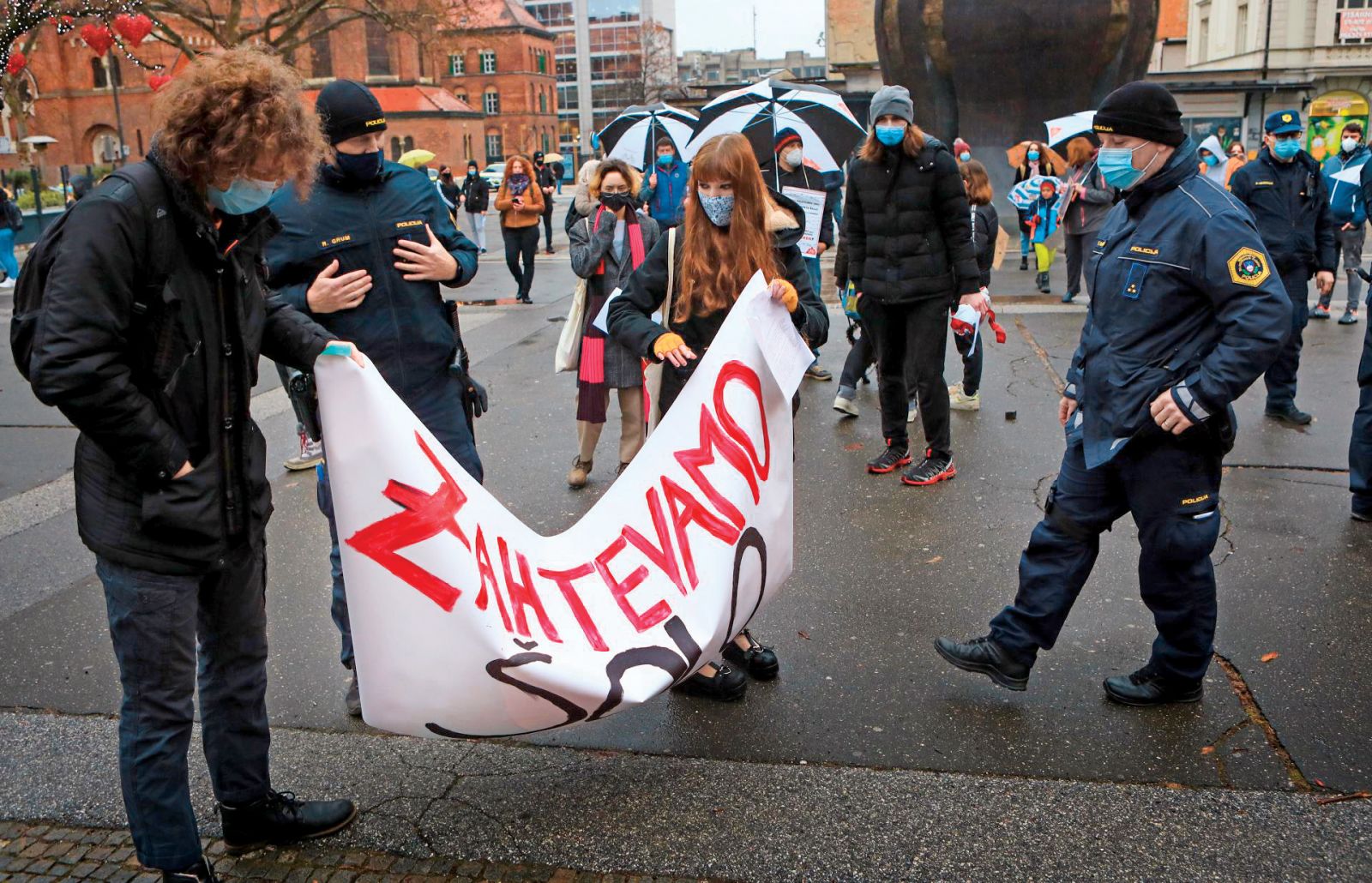 Ko so 9. februarja 2021 na Trgu svobode v Mariboru dijaki zahtevali odprtje šol, so prejeli globe in pozive, naj se zglasijo na sodišču. Sodišče je postopke (proti mladoletnim) ustavilo.