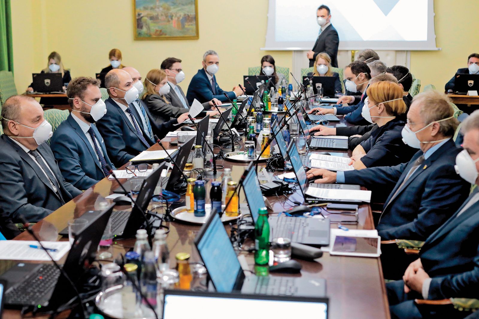 Na prvi seji tretje Janševe vlade marca 2020 se je vladna ekipa za poduk in za zgled opremila z maskami najvišjega standarda. S tem naj bi ljudi prepričala, da je epidemija resna in da bo delala za skupno dobro. Res je delala, a na pravice ljudi je v času epidemije namenoma pozabljala.