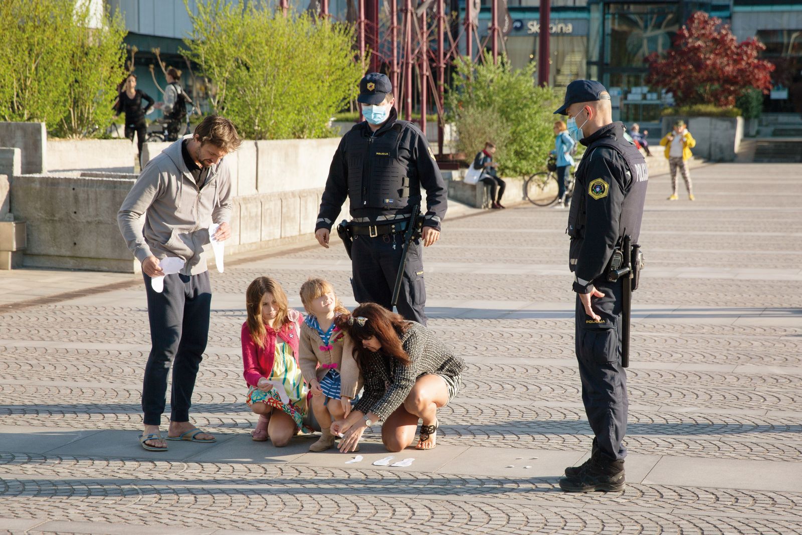 Protestno polaganje stopal pred parlamentom 22. aprila 2020. Policija je legitimirala zgolj tiste, ki so »izrazili svoje mnenje«, preostale je pustila pri miru.