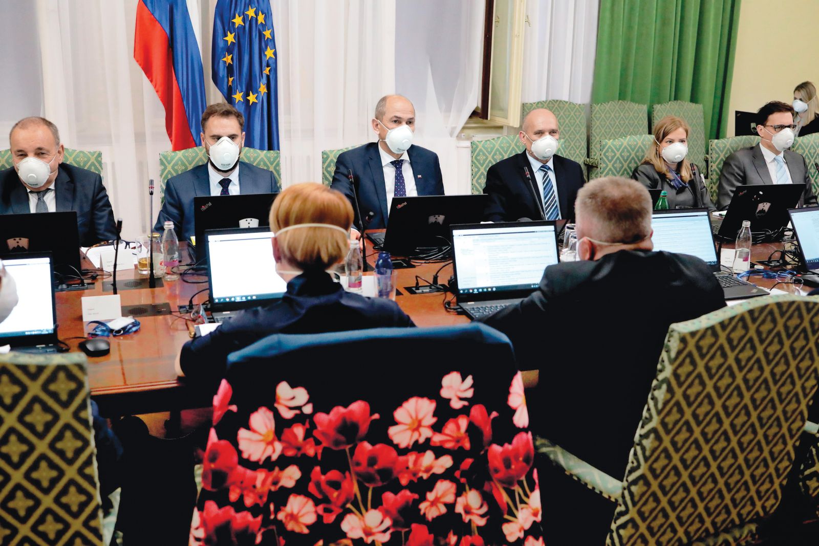 Na prvi seji tretje Janševe vlade marca 2020 se je vladna ekipa za poduk in za zgled opremila z maskami najvišjega standarda. S tem naj bi ljudi prepričala, da je epidemija resna in da bo delala za skupno dobro. Res je delala, a na pravice ljudi je v času epidemije namenoma pozabljala.