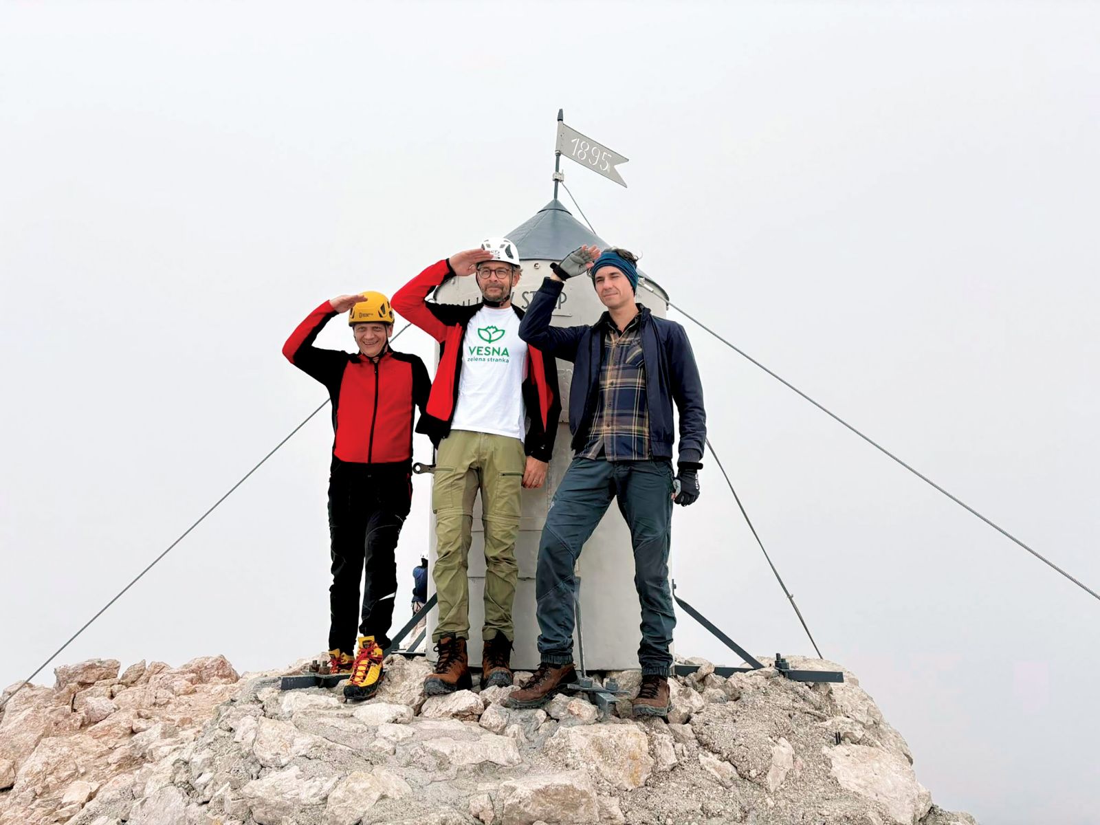 Leve sile na vrhu Triglava: podpredsednik stranke Vesna Jaka Zevnik, njen generalni sekretar Klemen Belhar, Luka Mesec, minister za delo in spiritus agens stranke Levica