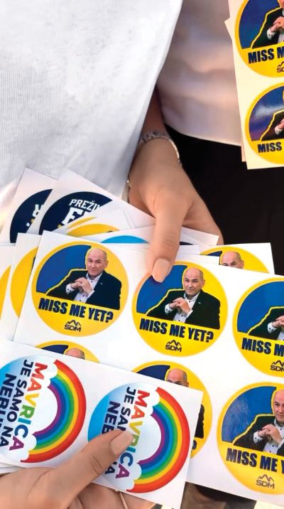 Pogrešani Ljubljeni vodja in edino mesto mavrice ob stojnici podmladka SDS na festivalu Stična mladih 
