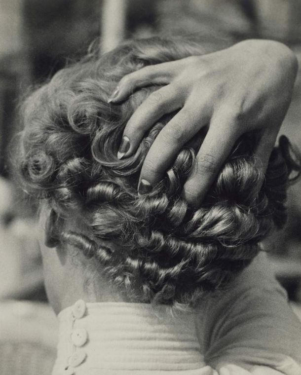 Lee Miller: Woman with hand on head, 1931