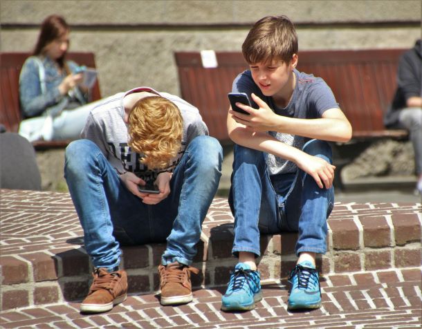 »Mobilni telefoni in družbena omrežja našim otrokom kradejo otroštvo«