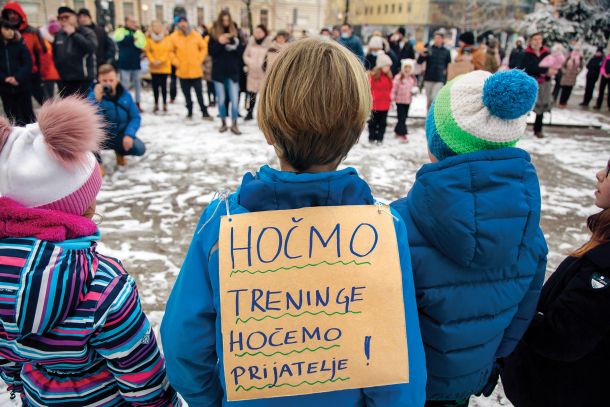 V Sloveniji so bile šole dolgo zaprte, otroci so se šolali od doma. Tedanja ministrica za izobraževanje Simona Kustec ni zagovarjala pravic otrok, temveč je raje politično kalkulirala (fotografija je bila posneta v Kranju).