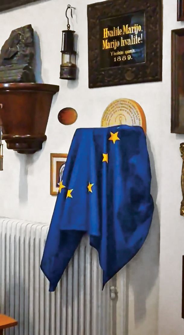 Evropska zastava, ki je prekrila nekaj, kar po Ruparjevih besedah »ne sodi v slovenske cerkve«
