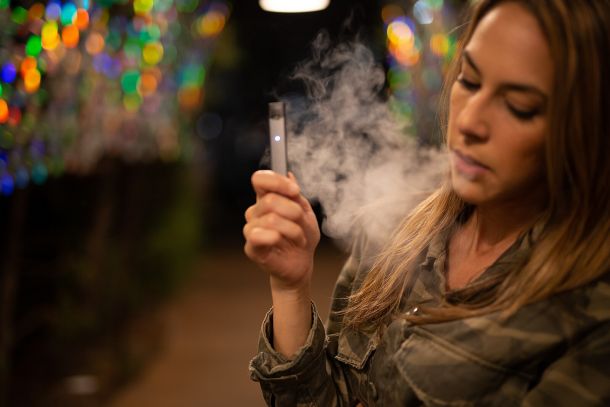 E-cigarete spodbujajo nov val nikotinske odvisnosti
