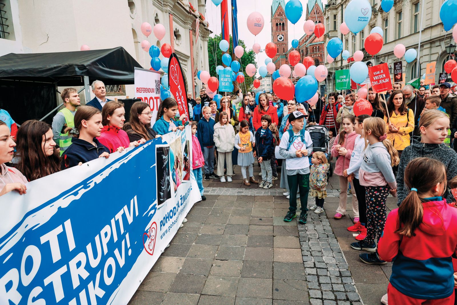 27. septembra se je v Mariboru zgodil Pohod za življenje. Tovrstni pohodi kontinuirano potekajo od leta 2020 (prvi je bil 2014), nastali so po zgledih iz tujine. Na shodih se zavzemajo za „nedotakljivost človeškega življenja od spočetja do naravne smrti“.