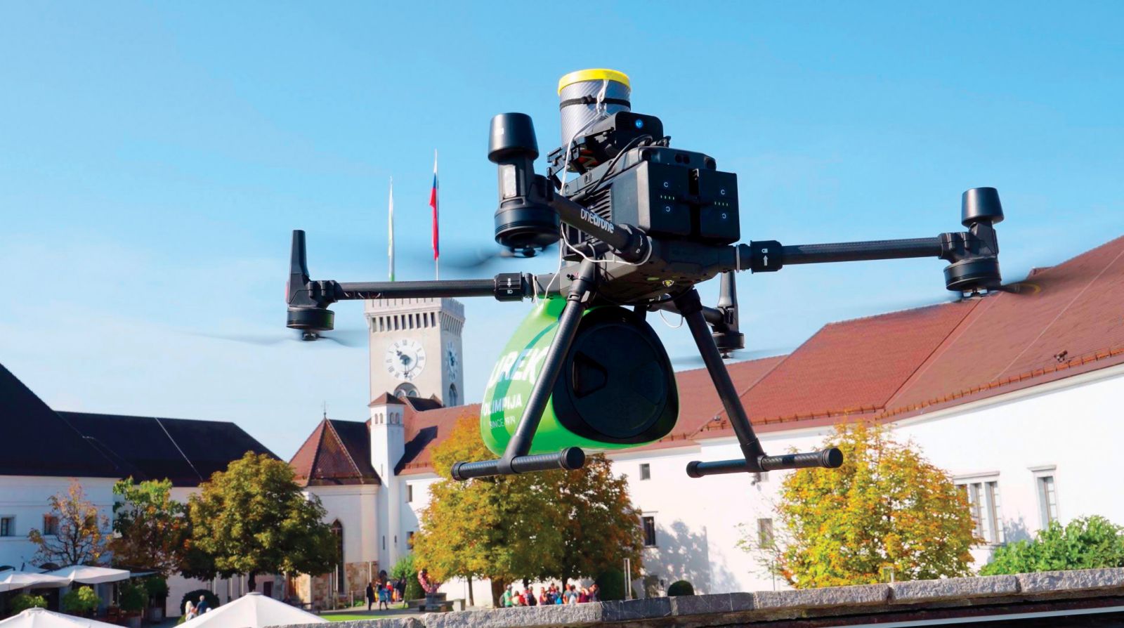 V sklopu nenavadne promocijske kampanje je dostavljavski letalnik podjetja OneDrone s paketom sirovega bureka Olimpija in majhnega jogurta z Bavarskega dvora v dveh minutah prispel na Ljubljanski grad, tam pa ga je osebno sprejel (in pomalical) župan Zoran Janković.