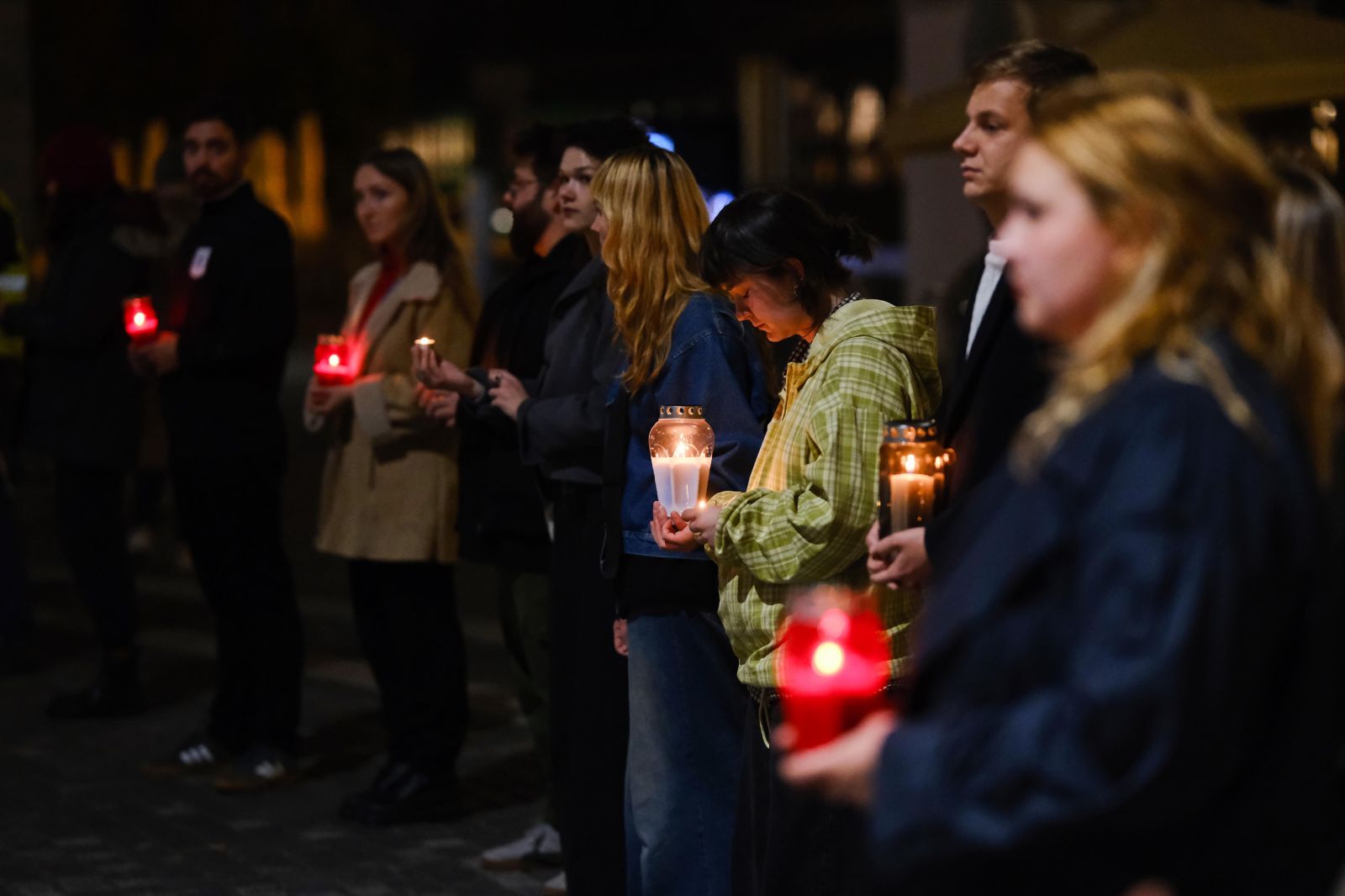 Ob opolnoči je potekala še akcija na Prešernovem trgu: 15 minut molka in svečke za ubite palestinske otroke 