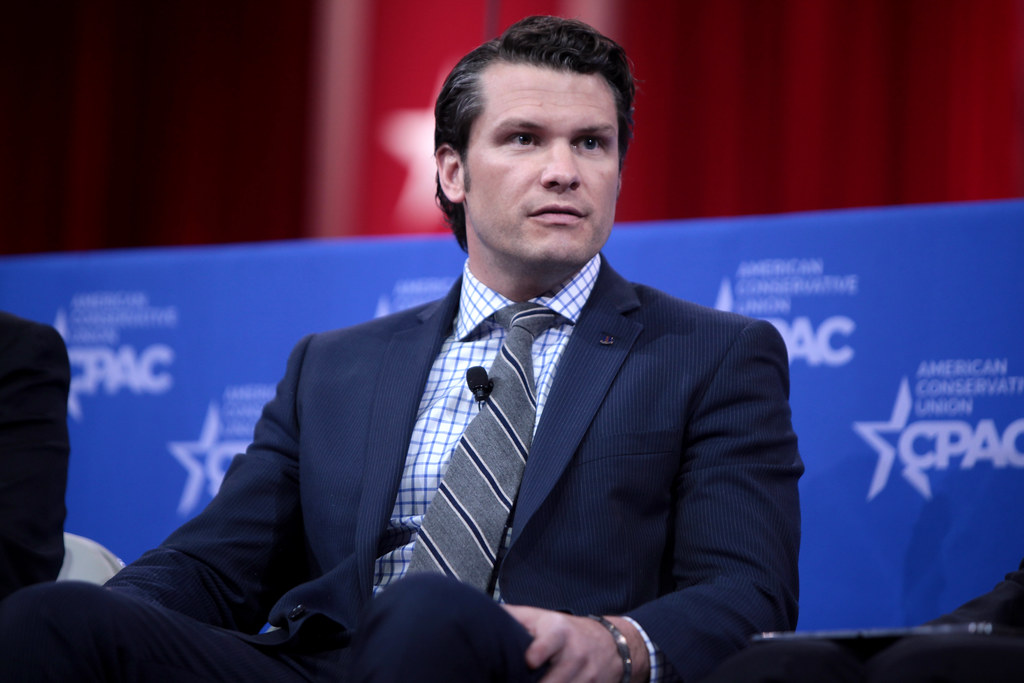Pete Hegseth je medijem dal ultimat, da do torka sprejmejo nova pravila ali pa jim bodo odvzeli akreditacije