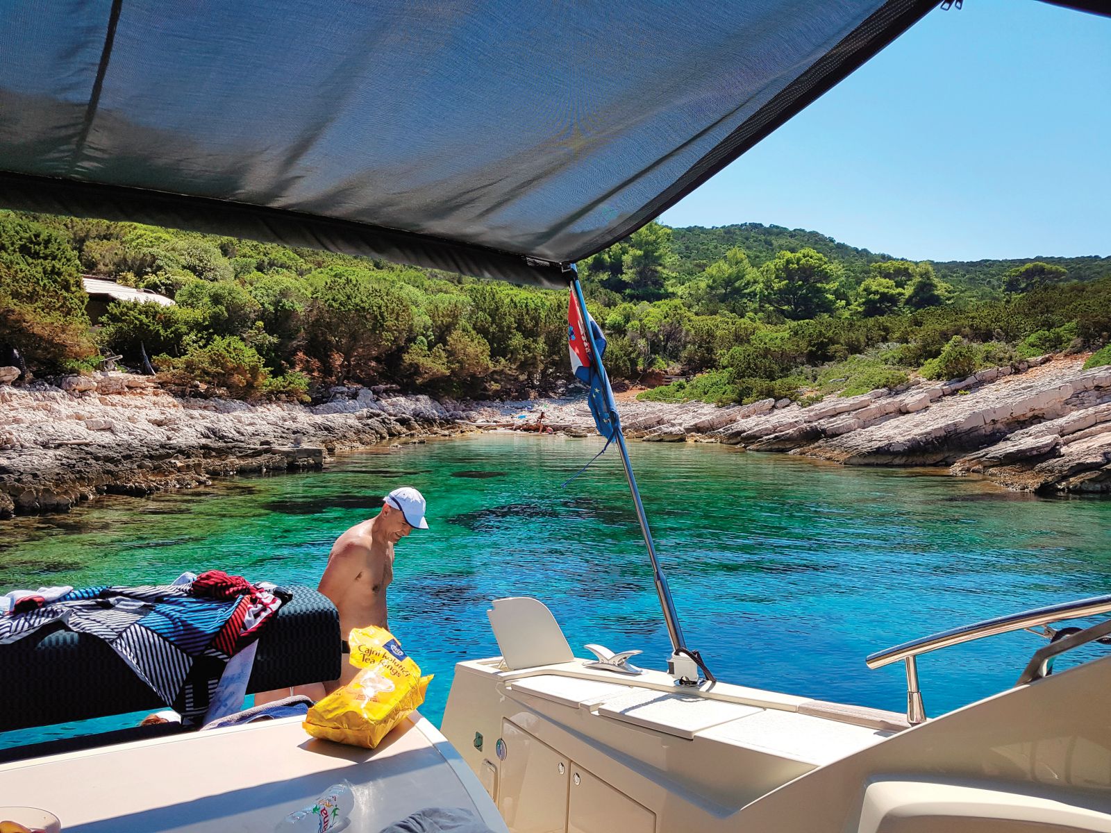 Dopustovanje tedaj predsednika vlade Janeza Janše z največjimi dobavitelji medicinske opreme na razkošni jahti. A komisija ni ugotovila navzkrižja interesov in je postopek ustavila.