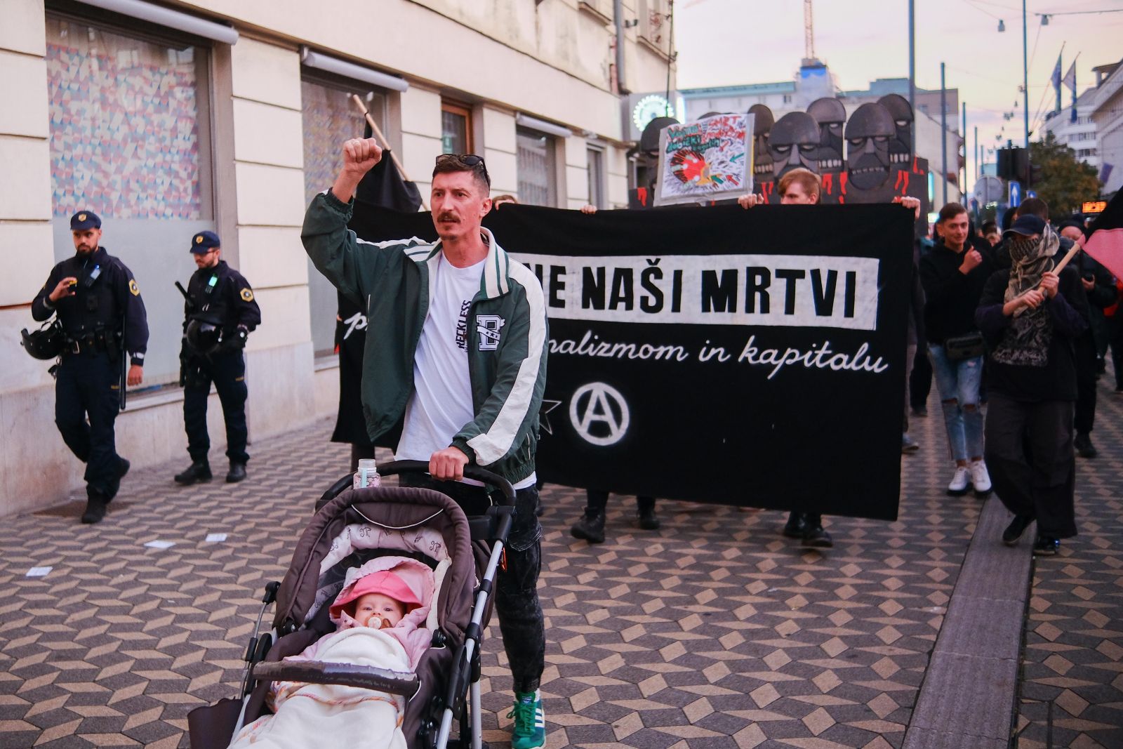 Protestniki so med drugim izpostavili nasprotovanje vojni, Nato pa označili kot okupatorja Ljubljane