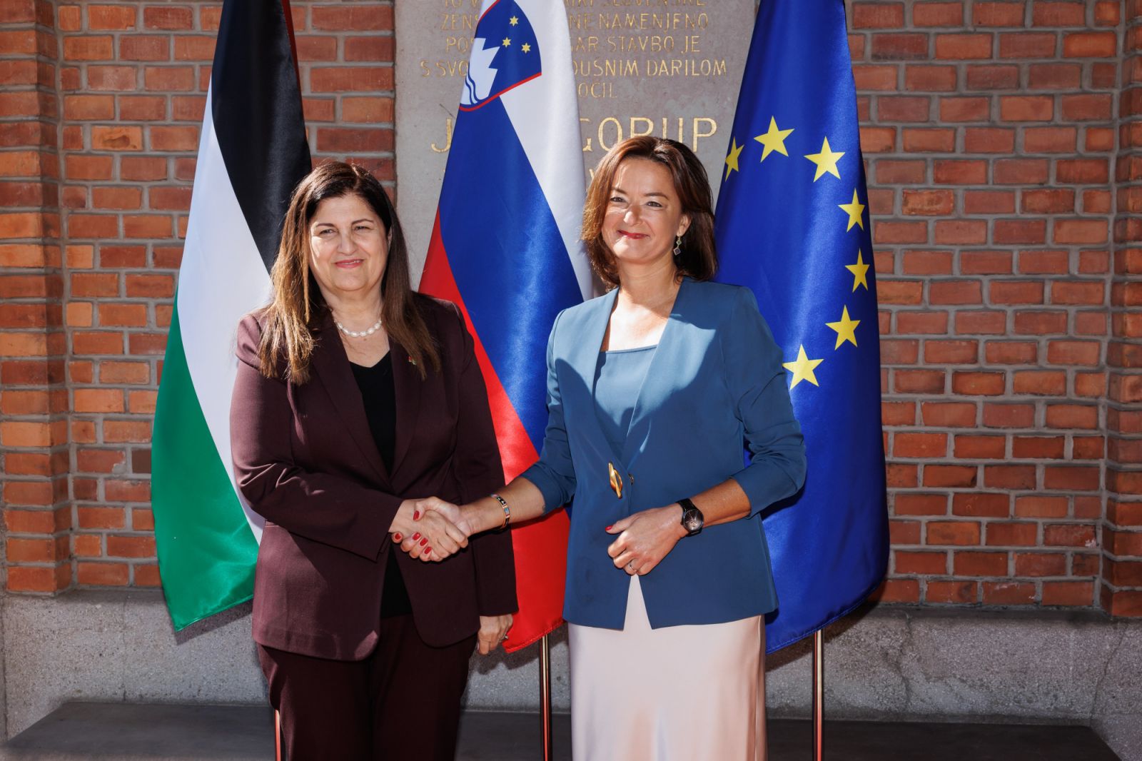 Ministrica Tanja Fajon je na obisku gostila ministrico za zunanje zadeve in izseljence države Palestine Varsen Agabekjan Šahin