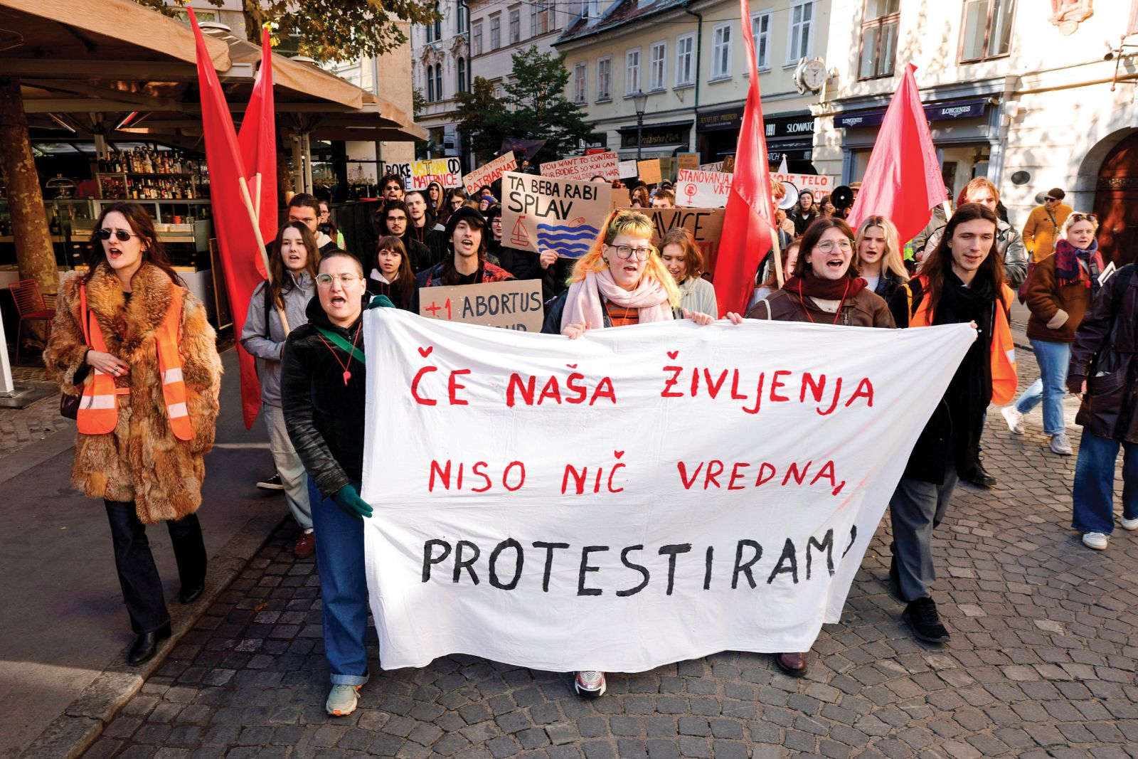 Shod za dostojno življenje in za pravico do splava v organizaciji Društva Iskra, ki je potekal sočasno kot Pohod za življenje, na katerem pa so zanikali pravico do splava. | Luka Dakskobler