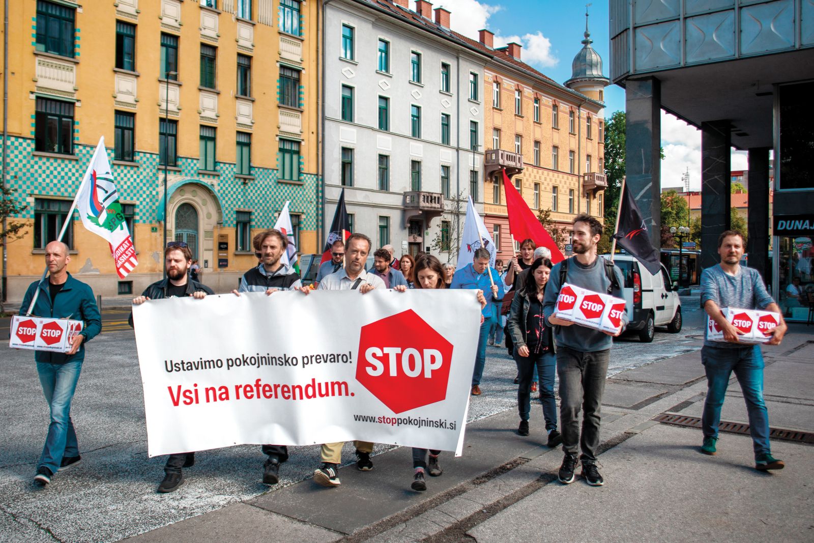 Delavska koalicija mora za razpis referenduma o pokojninski reformi zbrati 40 tisoč podpisov. 