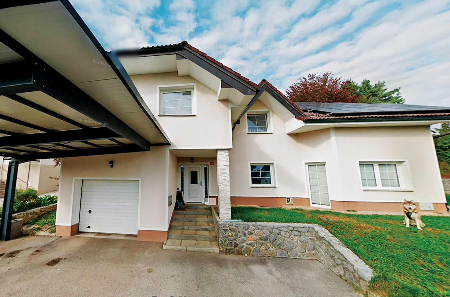 Hiša v Medvodah, ki jo je leta 2021 tedanji notranji minister Aleš Hojs, sicer tudi podpredsednik SDS, oddajal velepreprodajalcu drog, predvsem kokaina. 