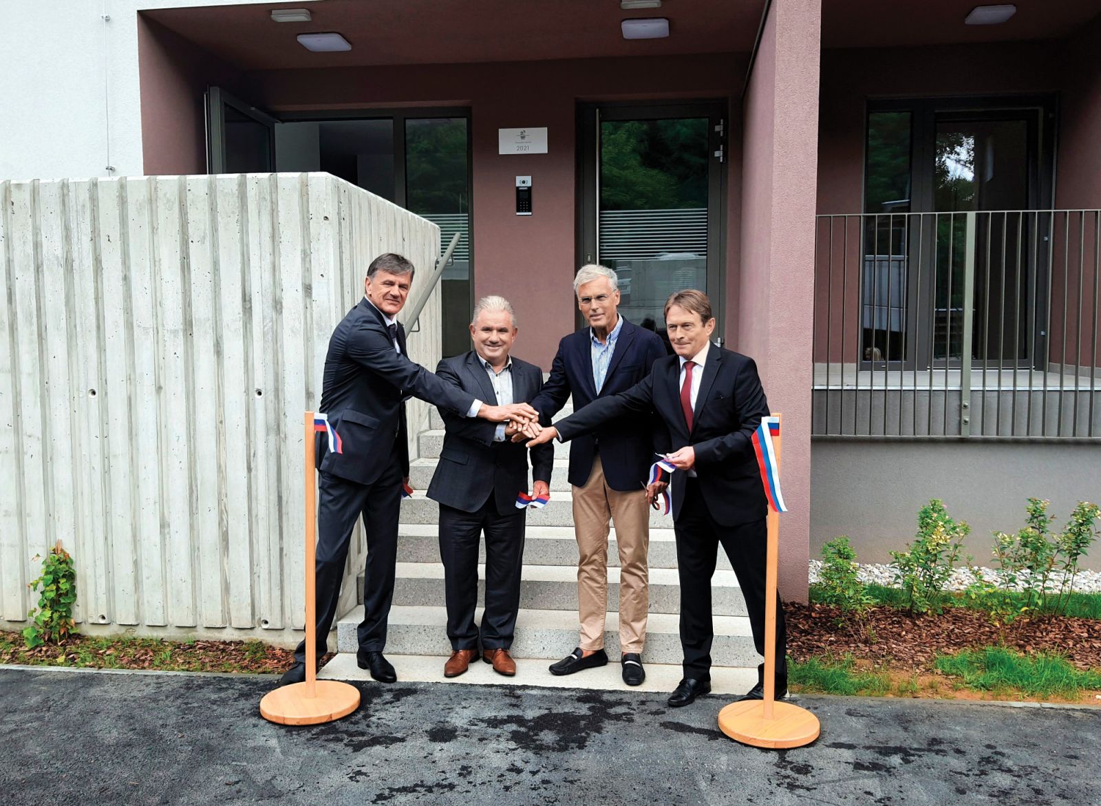 Direktor TGH Stjepan Jarnević, nekdanji minister Andrej Vizjak, direktor Stanovanjskega sklada RS Črtomir Remec in župan Črnomlja Andrej Kavšek ob odprtju javnih najemnih stanovanj v Črnomlju leta 2021. Zdaj SDS najemna stanovanja motijo.