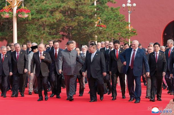 Ruski predsednik Vladimir Putin, kitajski predsednik Xi Jinping, severnokorejski voditelj Kim Džong Un z voditelji Kazahstana, Uzbekistana, Azerbajdžana, Belorusije … v Pekingu 