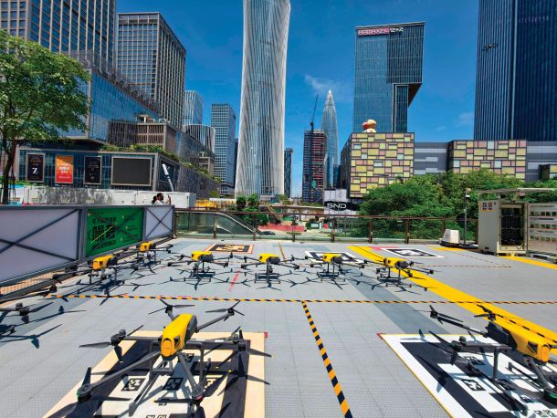 Kitajska je dokazala, da je komercialna raba brezpilotnih letalnikov izvedljiva tudi v gosto poseljenih urbanih okoljih: droni podjetja Meituan v velemestu Shenzhen tople obroke iz restavracij do lačnih ust dostavijo v nekaj minutah. 