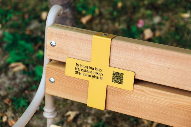 Uporabniki klopi, ki jih je Prostorož sam kupil in postavil na najbolj kritične točke okoli klinik, so prek pritrjene QR-kode lahko glasovali, ali naj klopi tam ostanejo ali ne. Kar 98 odstotkov sodelujočih oziroma 400 ljudi jih je podprlo. 