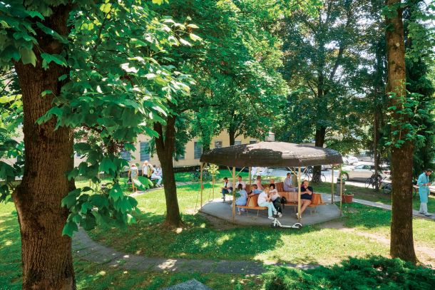 Paviljon pred Univerzitetnim kliničnim centrom Ljubljana je dolgo zanemarjen sameval, odkar so ga prebarvali in opremili z novimi klopmi, pa pritegne številne obiskovalce. 
