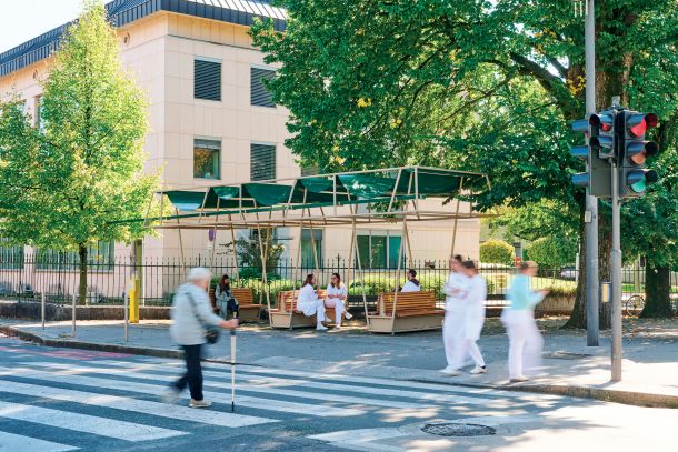 Začasna pokrita čakalnica ob Zaloški cesti, ki je del Prostoroževega projekta (Ne)zdravi prostori, je tako navdušila, da bo tam, kot kaže, ostala. Je namreč tudi glavna orientacijska točka za bolnike, ki niso iz Ljubljane.