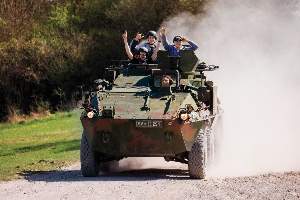 In tud jaz hočem biti vojak (na fotografiji dan odprtih vrat na strelišču Slovenske vojske na Počku). 