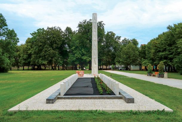 Partizansko grobišče s spomenikom v Grajskem parku v Radovljici 