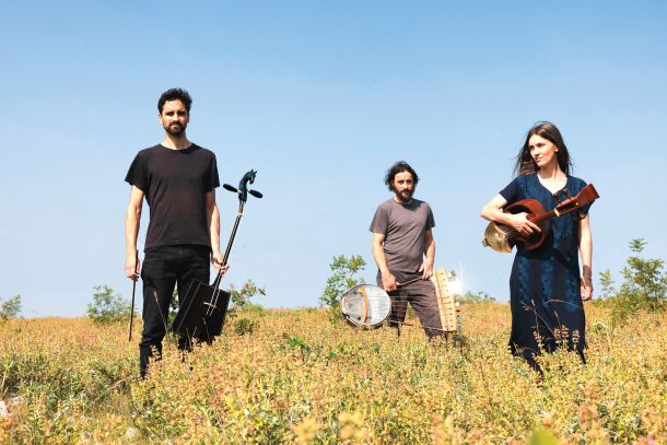 Širom: V vetru noči šepetajo trdopadla zaklinjanja