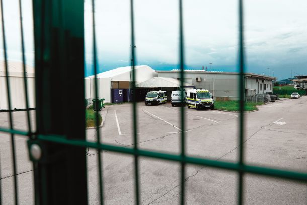 Sodišče ministrstvu in policiji naložilo, da Mladinini ekipi omogočita obisk migrantskega centra 