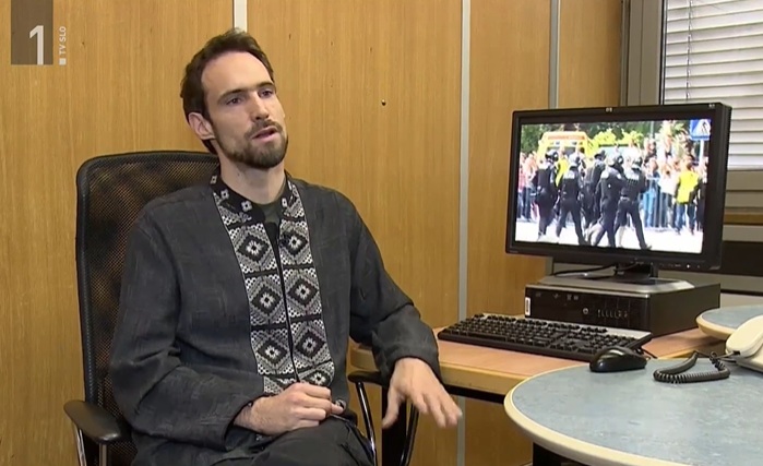 Novinar Erik Valenčič v prispevku TV Slovenija