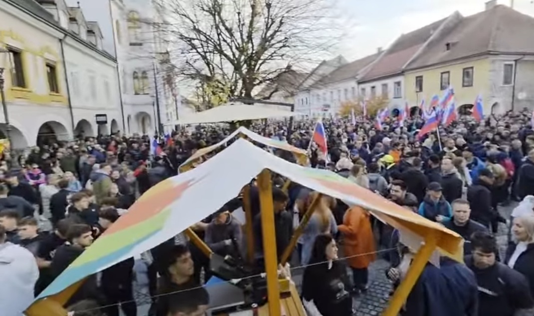 Novo mesto / Izredna seja in množica ljudi