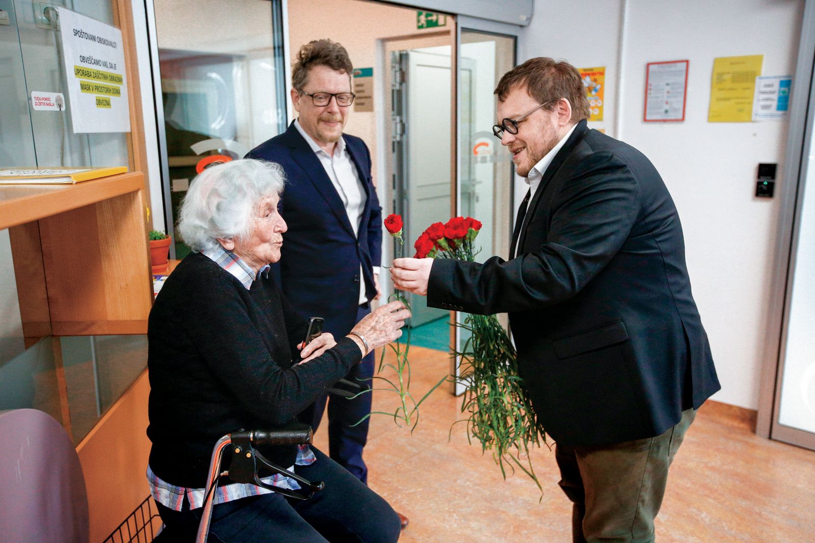 Minister za solidarno prihodnost Simon Maljevac na obisku v domu starejših občanov na Fužinah. Prejšnja vlada je obljubljala domove za starejše, sedanja pa jih gradi ali prenavlja –  vseh skupaj je 30.