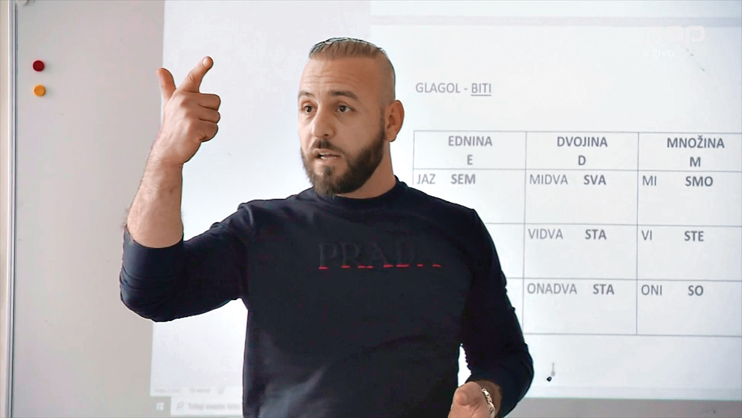 Priseljenec iz Sirije Hevidar Mustafa poučuje slovenščino osebe z mednarodno zaščito.