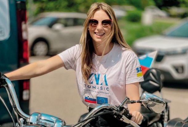 Zala Tomašič snema videe, ki so videti kot oglasi