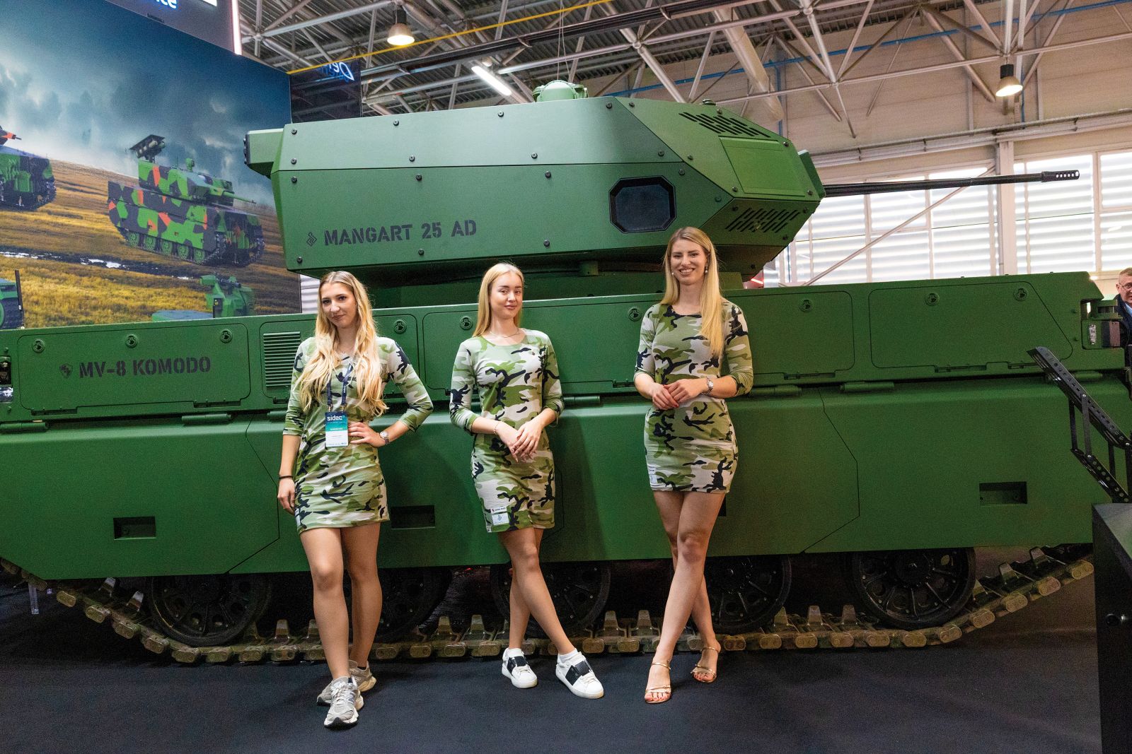 Dekleta pred tankom s slovenskim sistemom Mangart